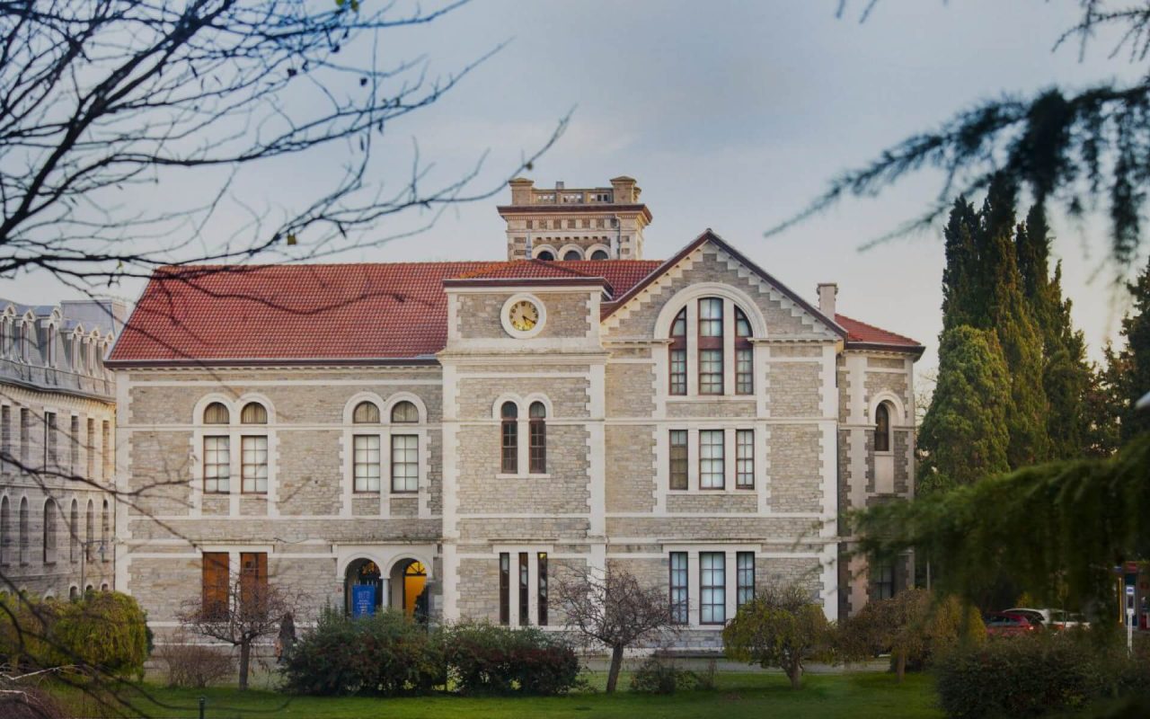 https://www.ofisegitim.com.tr/wp-content/uploads/2020/08/bogazici-universitesi-isletme-bolumu-tanitimi-1280x800.jpg